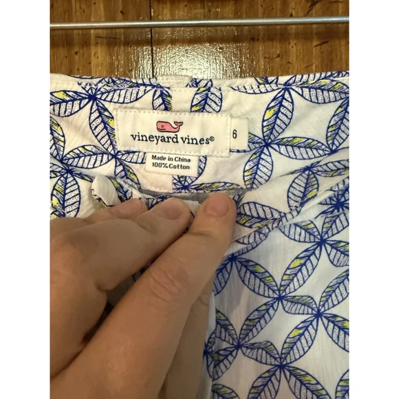Vineyard Vines Women's Shorts White Blue Geometric Leaf Lightweight Chino Size 6 - Picture 4 of 6